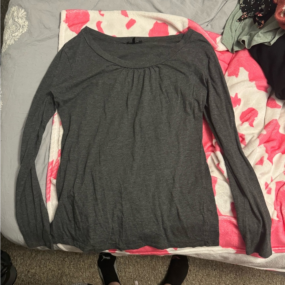 Daisy Fuentes dark grey long sleeved top